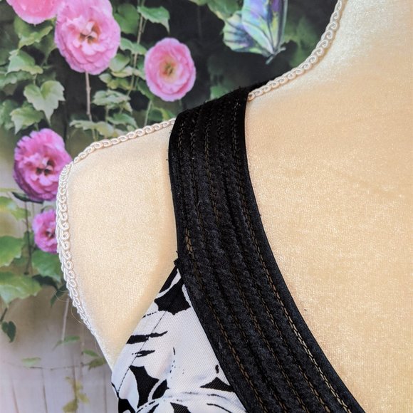 White House Black Market "V" Neck Top Size Small - Picture 6 of 8